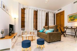 salon z kanapą i telewizorem w obiekcie -MalagaSunApts- Premium Historical CityCentre w Maladze