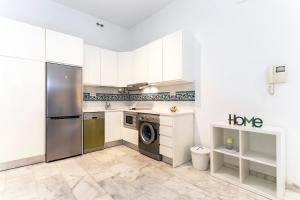 A kitchen or kitchenette at -MalagaSunApts- Premium Historical CityCentre