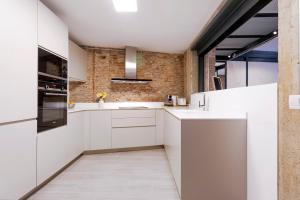 Kuchyňa alebo kuchynka v ubytovaní -MalagaSunApts-Industrial Loft CityCentre