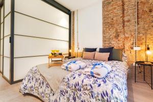 Posteľ alebo postele v izbe v ubytovaní -MalagaSunApts-Industrial Loft CityCentre