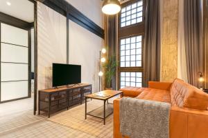 Televízia a/alebo spoločenská miestnosť v ubytovaní -MalagaSunApts-Industrial Loft CityCentre