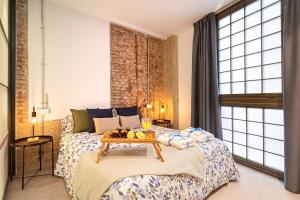 Posteľ alebo postele v izbe v ubytovaní -MalagaSunApts-Industrial Loft CityCentre