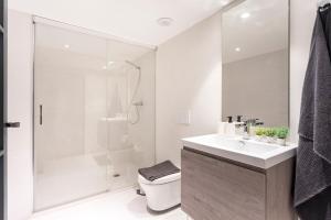 Kúpeľňa v ubytovaní -MalagaSunApts-Industrial Loft CityCentre + 11 fotografií