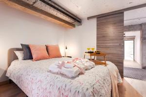 Posteľ alebo postele v izbe v ubytovaní -MalagaSunApts-Industrial Loft CityCentre