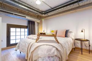 Posteľ alebo postele v izbe v ubytovaní -MalagaSunApts-Industrial Loft CityCentre