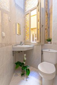 łazienka z toaletą, umywalką i oknem w obiekcie -MalagaSunApts- Historic Heart of Malaga AA WIFI w Maladze +10 zdjęć