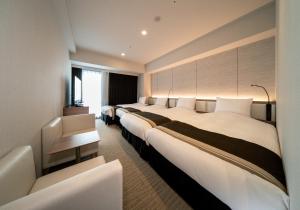 Postel nebo postele na pokoji v ubytování Daiwa Roynet Hotel Okinawa-Kenchomae + 52 fotografií