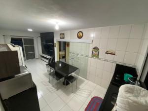 cocina con mesa negra en una habitación en Casa em Zimbros 3 Quartos, en Bombinhas