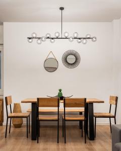 - une salle à manger avec une table et des chaises dans l'établissement Acropolis Holmes Residence, à Athènes