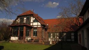 Sandau的住宿－Zum Veltenhaus，一座红屋顶的大型砖屋