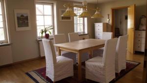 Sandau的住宿－Zum Veltenhaus，一间带桌子和白色椅子的用餐室