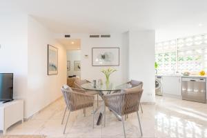 una sala da pranzo con tavolo e sedie di Azahara 1 8B Beautiful apartment frontline golf in popular Aloha a Marbella