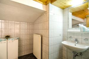 W łazience znajduje się umywalka i lustro. w obiekcie Hof am Arlberg - Familie Walter w mieście Sankt Anton am Arlberg
