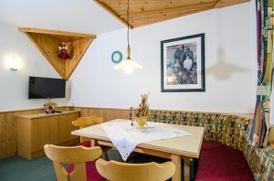 jadalnia ze stołem i krzesłami w obiekcie Hof am Arlberg - Familie Walter w mieście Sankt Anton am Arlberg