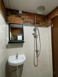 ein Badezimmer mit Dusche und Waschbecken in der Unterkunft Api-api Eco Chalet in Pantai Kok