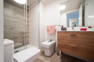 サン・アドリア・デ・ベソスにあるTendency Apartments Forumのトイレ、シャワー、洗面台を備えたバスルーム +28枚の写真
