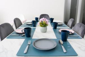 een tafel met blauwe platen en keukengerei erop bij Lavish Beacon Executive Suites by Bin Dao Wu Homestay Penang in George Town