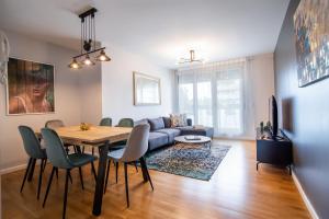 サン・アドリア・デ・ベソスにあるTendency Apartments Forumのテーブルとソファのあるリビングルーム