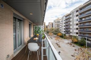 バルセロナにあるTendency Apartments Forumのバルコニー(テーブル、椅子付)