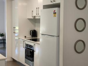 A kitchen or kitchenette at Cozy townhouse in Dakabin ideal for young family