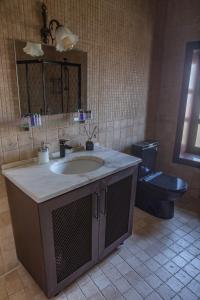 y baño con lavabo y aseo. en Moncheri Butik Otel, en Ayvacık