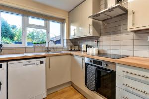 una cucina con lavandino e piano cottura forno superiore di Finest Retreats - Southern Lea a Burnham on Sea