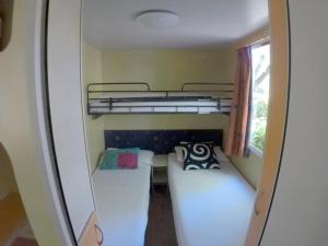 Cette petite chambre comprend 2 lits superposés. dans l'établissement Camping & Village Polvese, à Sant Arcangelo