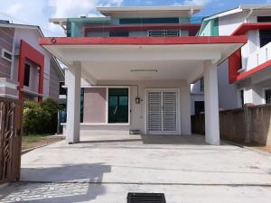 una entrada blanca a un edificio con techo rojo en 5Room Home2stay Hayyan Muslim Pool, en Melaka