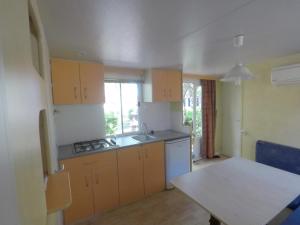 Köök või kööginurk majutusasutuses Camping & Village Polvese