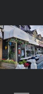 ein Restaurant mit Stühlen und Blumen davor in der Unterkunft By the Seaside in Blackpool