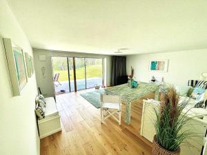 uma sala de estar com uma mesa e uma sala de jantar em 100m2 Haus am See & Wald mit 1200m2 Garten em Schwielowsee