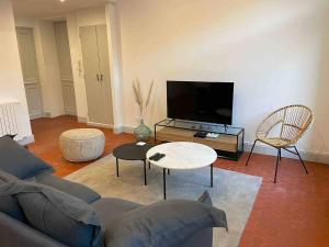 Televízia a/alebo spoločenská miestnosť v ubytovaní Appartement entièrement rénové au cœur d’Avignon