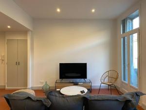 Televízia a/alebo spoločenská miestnosť v ubytovaní Appartement entièrement rénové au cœur d’Avignon