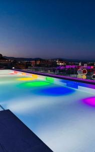 una piscina con luces de colores en la parte superior de un edificio en Hotel Sireno Torremolinos - Adults Only, Ritual Friendly, en Torremolinos
