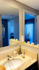 baño con lavabo y espejo grande en Alto Selene en Córdoba