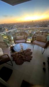 sala de estar con vistas a la ciudad en Alto Selene en Córdoba