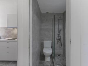 een badkamer met een toilet en een douche bij Are You Ready for a Truly Athenian Experience? in Athene