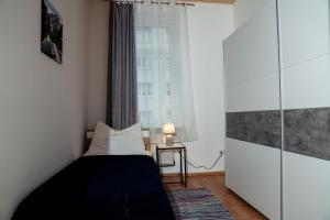 een kleine slaapkamer met een bed en een raam bij Bessemer in Wenen