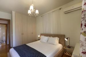 Posteľ alebo postele v izbe v ubytovaní 3BR Prime APT a breath away from the Acropolis!