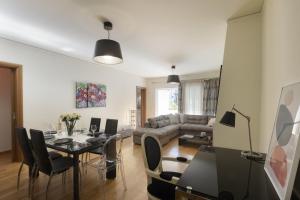 Posedenie v ubytovaní 3BR Prime APT a breath away from the Acropolis!
