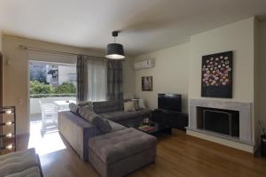 Posedenie v ubytovaní 3BR Prime APT a breath away from the Acropolis!