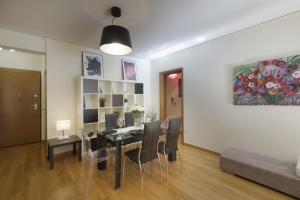 Posedenie v ubytovaní 3BR Prime APT a breath away from the Acropolis!