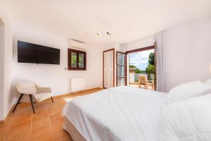Postel nebo postele na pokoji v ubytování Villa Font de sa Cala + 27 fotografií