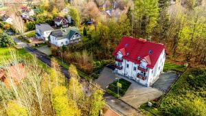 une vue aérienne sur une maison avec un toit rouge dans l'établissement Wonder Home - Apartament Pod Klombem z garażem, ogródkiem, miejscem na grilla i widokiem na Karkonosze, à Karpacz