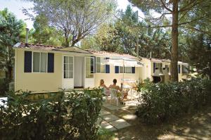 Camping & Village Polvese في Sant Arcangelo: جلوس زوجين امام المنزل