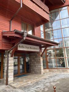 un edificio con un cartello che legge resistenza degli avvoltoi di Ski & Relax Apartments in Bellevue Residence a Bansko