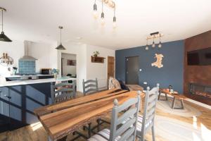威爾士浦的住宿－The Garage，厨房以及带木桌和椅子的客厅。