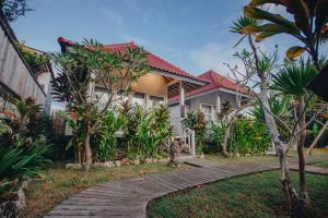 una casa con un camino delante de ella en Shrining Cottages Lembongan en Nusa Lembongan