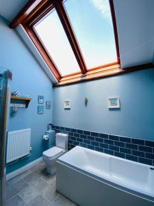 Bilik mandi di Sally Hall Large central Portland home