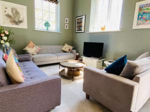 Ruang duduk di Sally Hall Large central Portland home